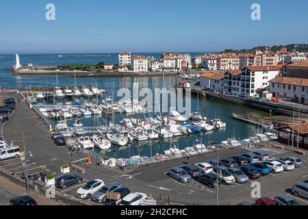 Blick von der Tour de Bordagain, mit dem alten baskischen Fischerdorf Ciboure und dem atlantischen Hafen, den es mit dem benachbarten Saint-Jean-de-Luz teilt. Stockfoto