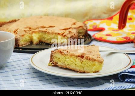 Ein schöner Schuss Kuchen mit Mandeln auf dem Tisch. Stockfoto