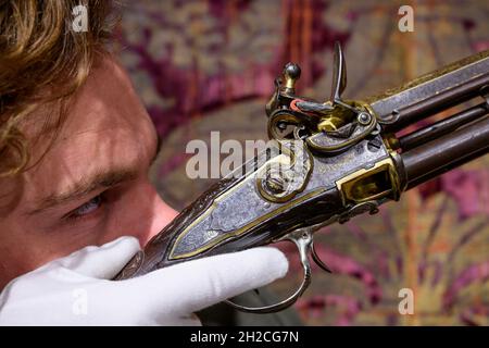Bonhams, London, Großbritannien. Oktober 2021. Der Verkauf von islamischer und indischer Kunst findet am 25. Oktober 2021 in London statt. Bild: Eine seltene silberne Gold-Koftgari-Stahl-Repeating-Flintlock Sporting Gun und Bajonett aus der persönlichen Rüstkammer von Tipu Sultan, von Sayyid Dawud, Haidernagar, datiert AH 1800/AH 1785-86. Schätzung: £250,000-350,000. Quelle: Malcolm Park/Alamy Live News Stockfoto