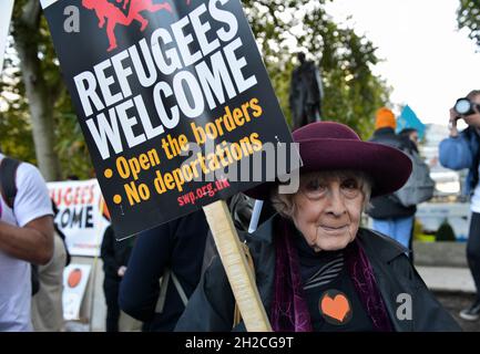 Ein Protestler hält während der Demonstration ein Plakat. Demonstranten versammelten sich auf dem Parliament Square zur Unterstützung von Flüchtlingen Stockfoto