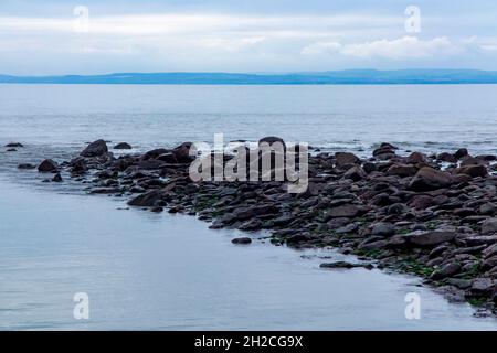 Blick auf den felsigen Strand von Lynmouth ein kleiner Badeort an der Küste von North Devon im Südwesten Englands. Stockfoto