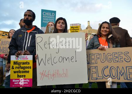 Demonstranten halten während der Demonstration Plakate. Demonstranten versammelten sich auf dem Parliament Square zur Unterstützung von Flüchtlingen. Stockfoto