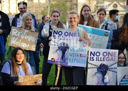 Demonstranten halten während der Demonstration Plakate. Demonstranten versammelten sich auf dem Parliament Square zur Unterstützung von Flüchtlingen. Stockfoto