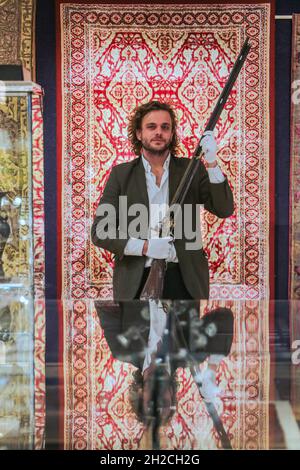 London, Großbritannien. Oktober 2021. Tipu wurde in Indien für seinen unerbittlichen und temperamentvollen Widerstand gegen die britische Herrschaft gefeiert und baute nicht nur ein gewaltiges Arsenal für seine Armeen auf, sondern auch eine persönliche Waffenschmiede. Eine seltene silbermontierte Gold-Koftgari Stahl Repeating Flintlock Sportpistole von letzterem wird am Montag, den 25. Oktober, beim Bonhams 342-Lot Islamic and Indian Sale in London angeboten. Hergestellt von Sayyid Dawud in der Haidernagar-Werkstatt, wird er auf £250,000-350,000 geschätzt. Quelle: Paul Quezada-Neiman/Alamy Live News Stockfoto