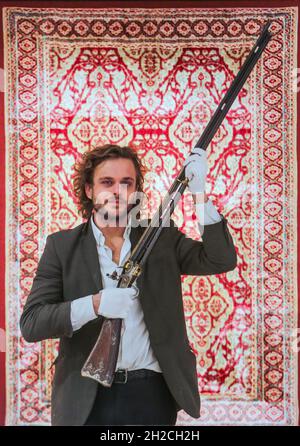 London, Großbritannien. Oktober 2021. Tipu wurde in Indien für seinen unerbittlichen und temperamentvollen Widerstand gegen die britische Herrschaft gefeiert und baute nicht nur ein gewaltiges Arsenal für seine Armeen auf, sondern auch eine persönliche Waffenschmiede. Eine seltene silbermontierte Gold-Koftgari Stahl Repeating Flintlock Sportpistole von letzterem wird am Montag, den 25. Oktober, beim Bonhams 342-Lot Islamic and Indian Sale in London angeboten. Hergestellt von Sayyid Dawud in der Haidernagar-Werkstatt, wird er auf £250,000-350,000 geschätzt. Quelle: Paul Quezada-Neiman/Alamy Live News Stockfoto