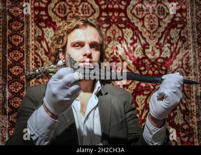 London, Großbritannien. Oktober 2021. Ein balinesischer Edelstein-Set Silver Gild Mounted Dolch (Kris) Indonesia 18.-19. Jahrhundert Est £2,000-3,000 Kredit: Paul Quezada-Neiman/Alamy Live News Stockfoto