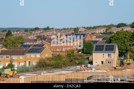 Blick auf neue Top Valley Häuser mit Solarzellen auf den Dächern. Aufgenommen vom Ridgeway in Bestwood, Nottingham Nottinghamshire England Stockfoto