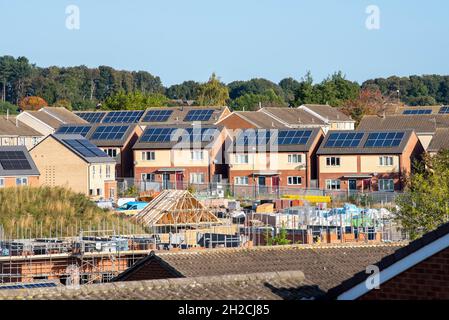 Blick auf neue Top Valley Häuser mit Solarzellen auf den Dächern. Aufgenommen vom Ridgeway in Bestwood, Nottingham Nottinghamshire England Stockfoto