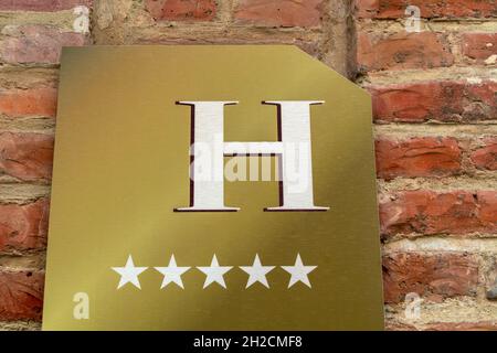 Honfleur, Frankreich - 4. August 2021: Fünf-Sterne-Qualitätsbewertung des renommierten Hotels acoomodation Stockfoto