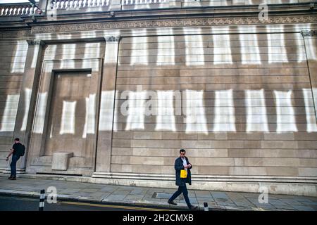 Bild zeigt: Nachrufe an der Mauer der Bank of England in der City of London Bild von Gavin Rodgers/ Pixel8000 Stockfoto