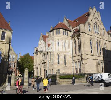 Christie Building im Vordergrund, an der University of Manchester, Manchester, England, großbritannien. Stockfoto