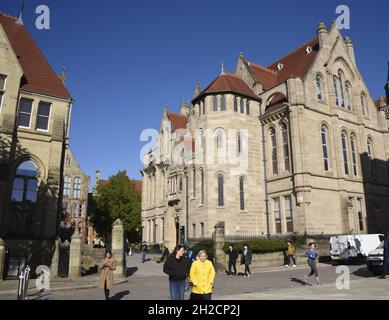 Christie Building im Vordergrund, an der University of Manchester, Manchester, England, großbritannien. Stockfoto