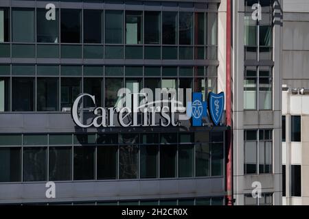 Washington, USA. Oktober 2021. Eine allgemeine Ansicht eines CareFirst BlueCross Blue Shield-Logos auf einem Gebäude in Washington, DC, am Mittwoch, den 20. Oktober 2021, Inmitten der Coronavirus-Pandemie. (Graeme Sloan/Sipa USA) Quelle: SIPA USA/Alamy Live News Stockfoto