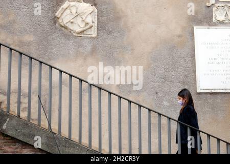 Rom, Italien. Oktober 2021. Die scheidende Bürgermeisterin Virginia Raggi kommt zur Übergabezeremonie zwischen dem Incoming und dem ehemaligen Bürgermeister am Capitol an. Rom (Italien), 21. Oktober 2021Foto Samantha Zucchi Insidefoto Kredit: Insidefoto srl/Alamy Live News Stockfoto