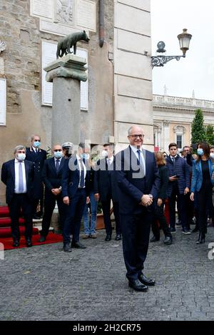 Rom, Italien. Oktober 2021. Der neu gewählte Bürgermeister von Rom Roberto Gualtieri kommt in Campidoglio zur Übergabe zwischen dem scheidenden und dem kommenden Bürgermeister der Hauptstadt an. Rom (Italien), 21. Oktober 2021Foto Samantha Zucchi Insidefoto Kredit: Insidefoto srl/Alamy Live News Stockfoto