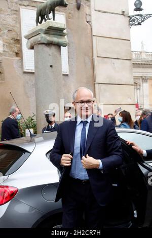 Rom, Italien. Oktober 2021. Der neu gewählte Bürgermeister von Rom Roberto Gualtieri kommt in Campidoglio zur Übergabe zwischen dem scheidenden und dem kommenden Bürgermeister der Hauptstadt an. Rom (Italien), 21. Oktober 2021Foto Samantha Zucchi Insidefoto Kredit: Insidefoto srl/Alamy Live News Stockfoto