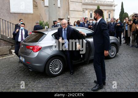 Rom, Italien. Oktober 2021. Der neu gewählte Bürgermeister von Rom Roberto Gualtieri kommt in Campidoglio zur Übergabe zwischen dem scheidenden und dem kommenden Bürgermeister der Hauptstadt an. Rom (Italien), 21. Oktober 2021Foto Samantha Zucchi Insidefoto Kredit: Insidefoto srl/Alamy Live News Stockfoto