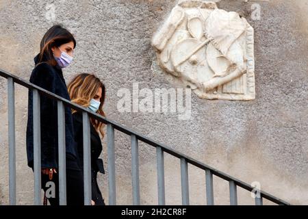 Rom, Italien. Oktober 2021. Die scheidende Bürgermeisterin Virginia Raggi verlässt das Capitol nach der Übergabezeremonie zwischen dem Incoming und dem ehemaligen Bürgermeister. Rom (Italien), 21. Oktober 2021Foto Samantha Zucchi Insidefoto Kredit: Insidefoto srl/Alamy Live News Stockfoto