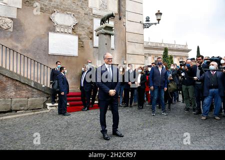 Rom, Italien. Oktober 2021. Der neu gewählte Bürgermeister von Rom Roberto Gualtieri kommt in Campidoglio zur Übergabe zwischen dem scheidenden und dem kommenden Bürgermeister der Hauptstadt an. Rom (Italien), 21. Oktober 2021Foto Samantha Zucchi Insidefoto Kredit: Insidefoto srl/Alamy Live News Stockfoto