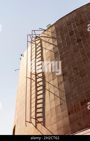 Detail des Museumsgebäudes, ohne Fenster, symbolisiert die Kiste der Trauer. ALZHIR-Gedenkstätte für politische Repressionen in Akmola, Kasachstan Stockfoto