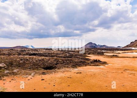 Blick über die verschneiten Berge südlich von Leirhnjukur, Krafla, Island Stockfoto