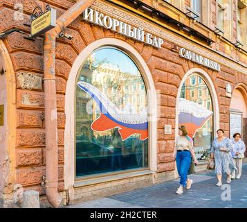 Kaviar Bar und Shop, Auswahl traditioneller russischer Fisch-Snacks und Alkohol, Vladimirsky PR, St. Petersburg, Russland Stockfoto