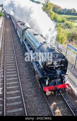 Tornado, der am 21. Oktober 2021 durch den Bahnhof Long Preston in North Yorkshire fährt. Stockfoto