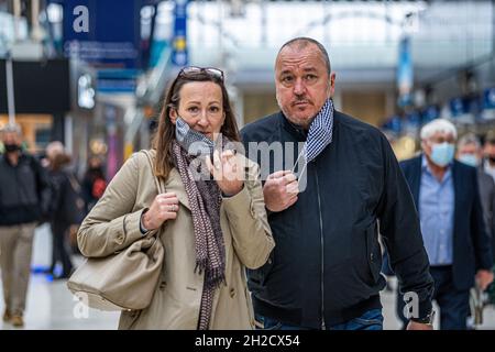 WATERLOO LONDON, GROSSBRITANNIEN. 21 Oktober 2021. Zwei Passagiere entfernen ihre Masken am Bahnhof Waterloo. Die Regierung und die medizinischen Chefs des Gesundheitswesens haben Menschen ermutigt, Gesichtsbezüge zu tragen, um eine kovide Winterkrise zu vermeiden und eine Belastung des Nationalen Gesundheitsdienstes zu vermeiden, obwohl aufgrund der steigenden Coronavirus-Infektionsraten 44,000 Fälle pro Tag treffen und Angst vor der neuen Delta-Variante hat. Kredit: amer ghazzal/Alamy Live Nachrichten Stockfoto