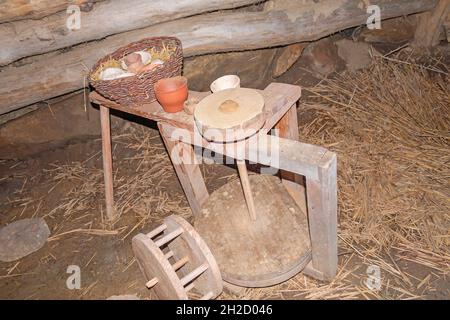 Das antike keltische Töpferrad im Haus des Keltischen Freilichtmuseums in Nasavrky, Tschechien Stockfoto