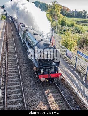 Tornado, der am 21. Oktober 2021 durch den Bahnhof Long Preston in North Yorkshire fährt. Stockfoto
