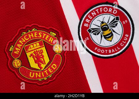 Nahaufnahme des Vereinswappens von man United und Brentford. Stockfoto