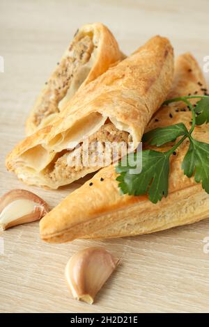 Goldene samsa mit Zutaten auf Holzhintergrund Stockfoto