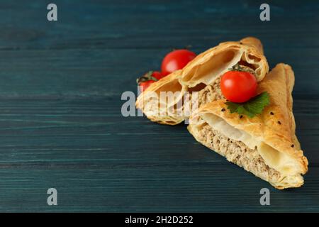Goldene samsa mit Zutaten auf Holzhintergrund Stockfoto