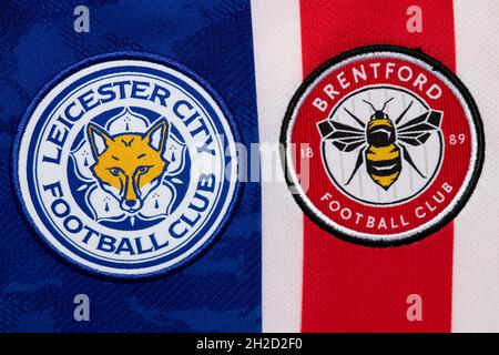 Nahaufnahme des Leicester und Brentford Clubkamms. Stockfoto
