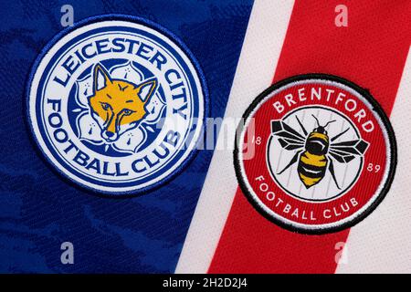 Nahaufnahme des Leicester und Brentford Clubkamms. Stockfoto