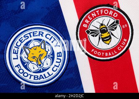 Nahaufnahme des Leicester und Brentford Clubkamms. Stockfoto