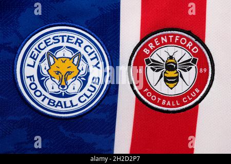 Nahaufnahme des Leicester und Brentford Clubkamms. Stockfoto