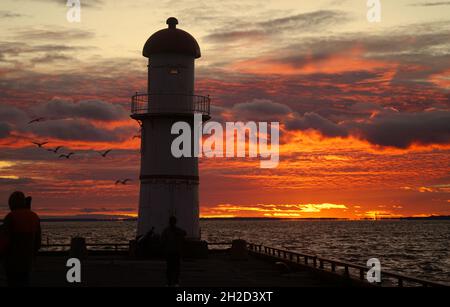 Montreal, Quebec, Kanada, Oktober 18,2021. Sonnenuntergang über dem St-Louis See in Lachine, Quebec. Mario Beauregard/Alamy News Stockfoto