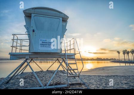 Rettungsschwimmer Turm in Ventura Cove an einem Sommermorgen. Mission Bay Park, San Diego, CA, USA. Stockfoto