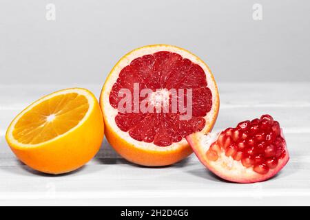 Vitaminreiche Früchte wie Pomergranat, Grapefruit, Orange. Trendige Lebensmittelkomposition, Copyspace. Stockfoto