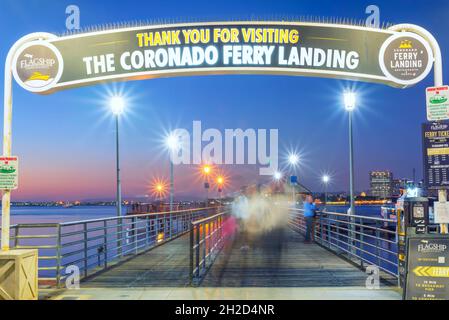 An der Coronado Ferry Landing Pier in einer Winternacht. Coronado, CA, USA. Stockfoto