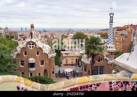 Barcelona, Spanien - 22. September 2021: Panoramablick auf die Stadt Barcelona vom Park Güell, entworfen von Antonio Gaudi Stockfoto