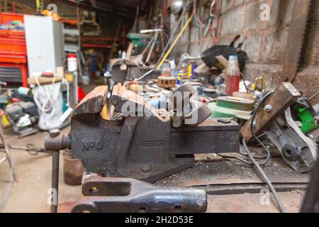 Altes Laster in einer Farm-Werkstatt, High Bickington, Devon, England, Vereinigtes Königreich. Stockfoto