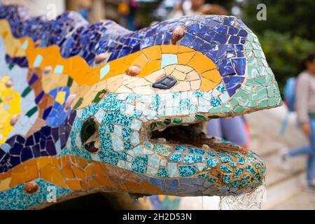 Barcelona, Spanien - 21. September 2021: Park Güell Detail des Drachens oder Salamander mit trencadís bedeckt, die Arbeit von Antoni Gaudi und die sein hat Stockfoto