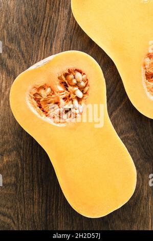 Halbierte Butternut Squash auf Holz Hintergrund Stockfoto