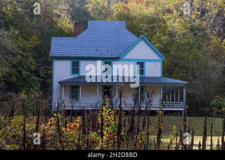 Waynesvile, North Carolina, USA - Oktober 14. 2021: Erbaut in den Jahren 1898 - 1903 steht das Caldwood House immer noch im Cataloochee Valley im Smoky Mountai Stockfoto