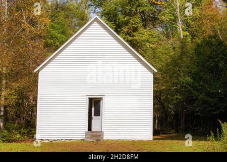 Waynesvile, North Carolina, USA - Oktober 14. 2021: Erbaut im Jahr 1907 diente das Beech Grove Schulhaus als ein- oder Zweizimmergebäude im Guillotine-Stil Stockfoto