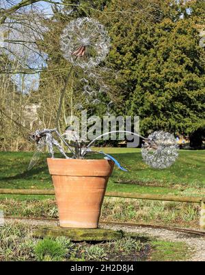 Eine Drahtskulptur einer Fee und eine Elfenuhr in den Trentham Gardens, Stoke-on-Trent, Staffordshire, England, Großbritannien Stockfoto