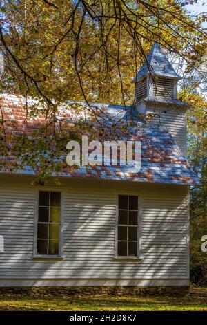 Waynesville, North Carolina, USA - 14. Oktober 2021: 1898 wurde die Palmer Chapel im Cataloochee Valley in den Smoky Mountains erbaut. Stockfoto