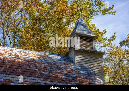 Waynesville, North Carolina, USA - 14. Oktober 2021: 1898 wurde die Palmer Chapel im Cataloochee Valley in den Smoky Mountains erbaut. Stockfoto